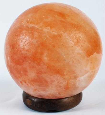 Лампа от хималайска сол с форма на топка и дървена основа 3 кг