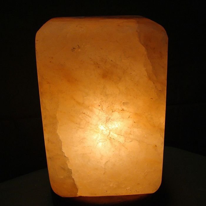Лампа от хималайска сол с форма на паралелепипед и дървена основа 4 кг